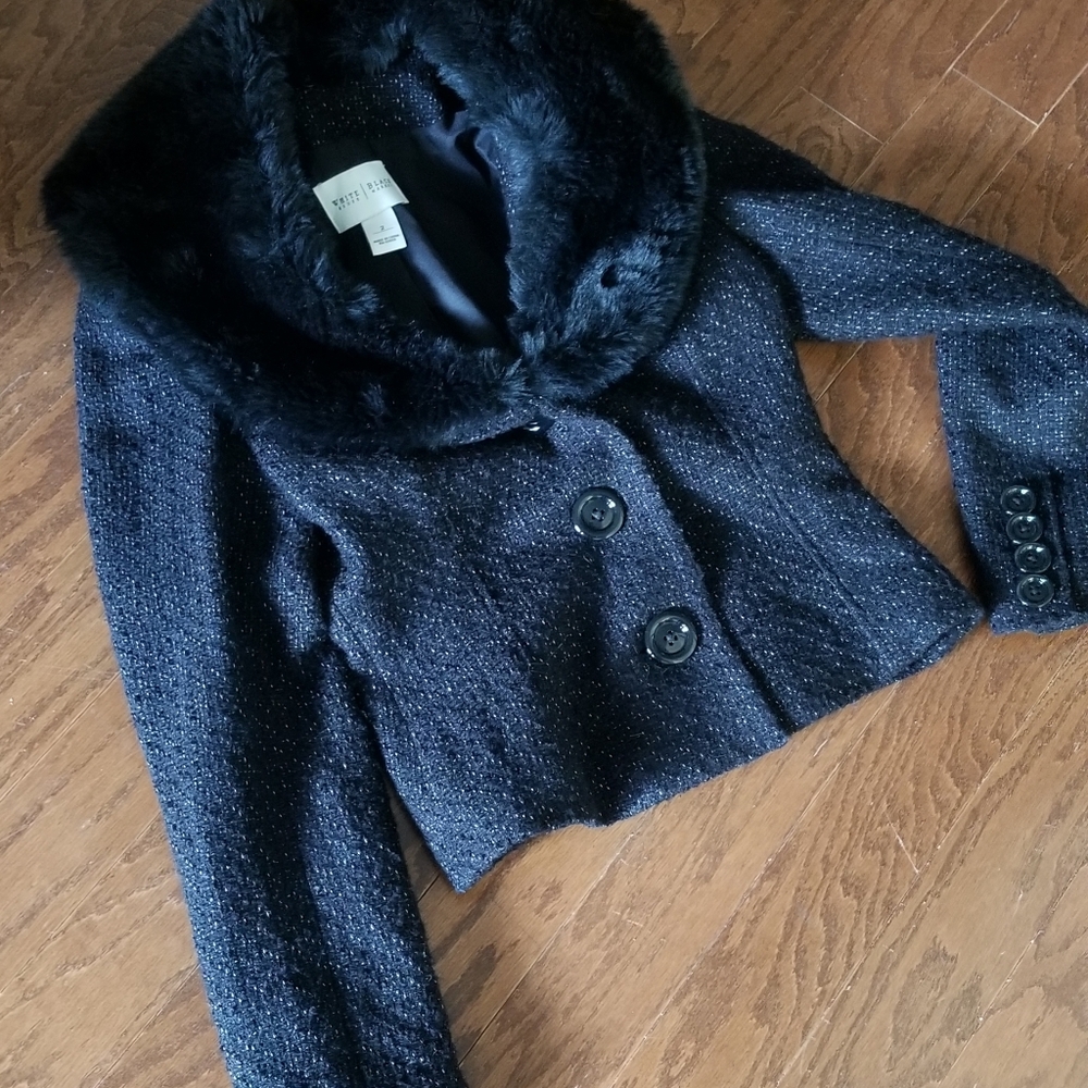 Flattering black jacket with removable fur collar